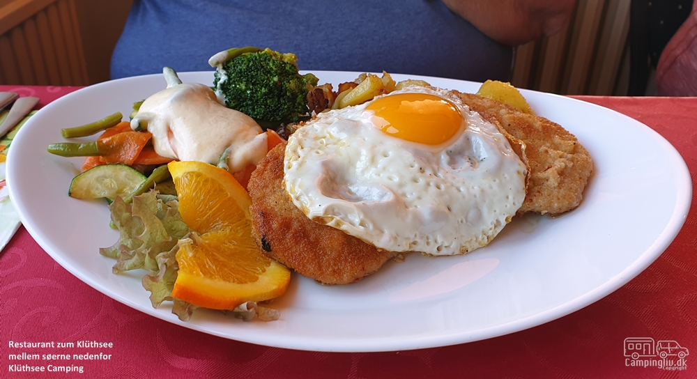 Restaurant Zum
                                                    Klüthsee, Schnitzel
                                                    mit spegeleier